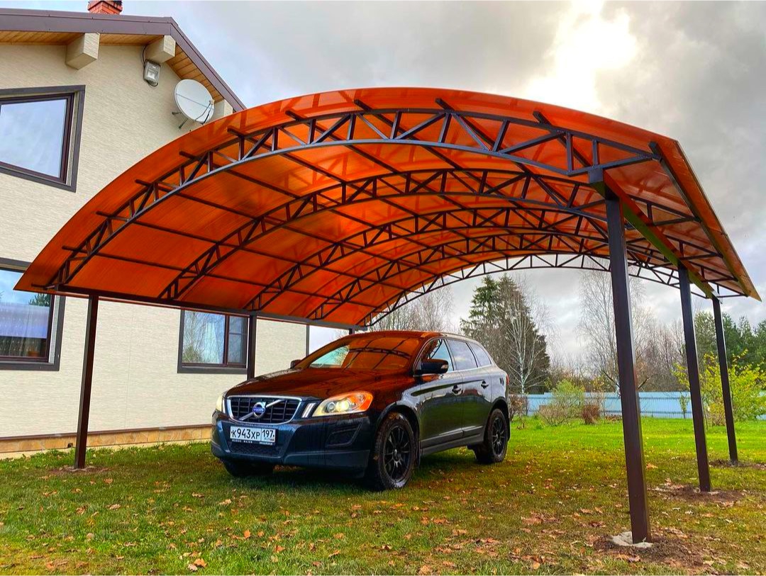 Современный автонавес с крышей из поликарбоната