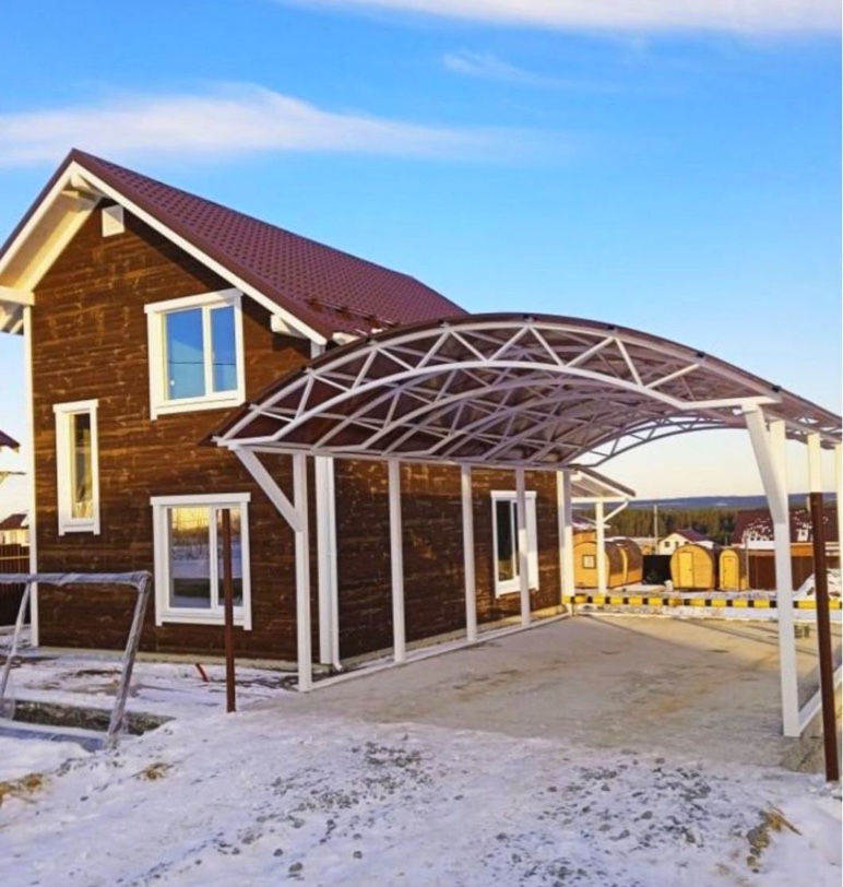 Арочный автонавес из темного поликарбоната (белые столбы) Арочный автонавес с коричневым поликарбонатом