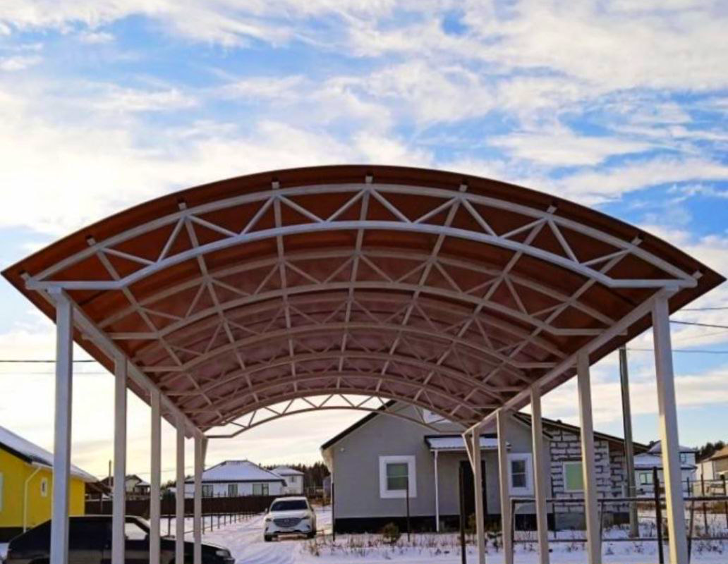 Современный автонавес с крышей из поликарбоната