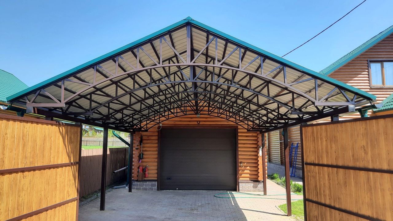 Современный автонавес с крышей из поликарбоната