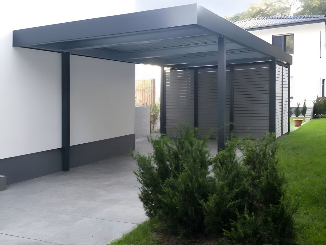 Современный автонавес с крышей из поликарбоната